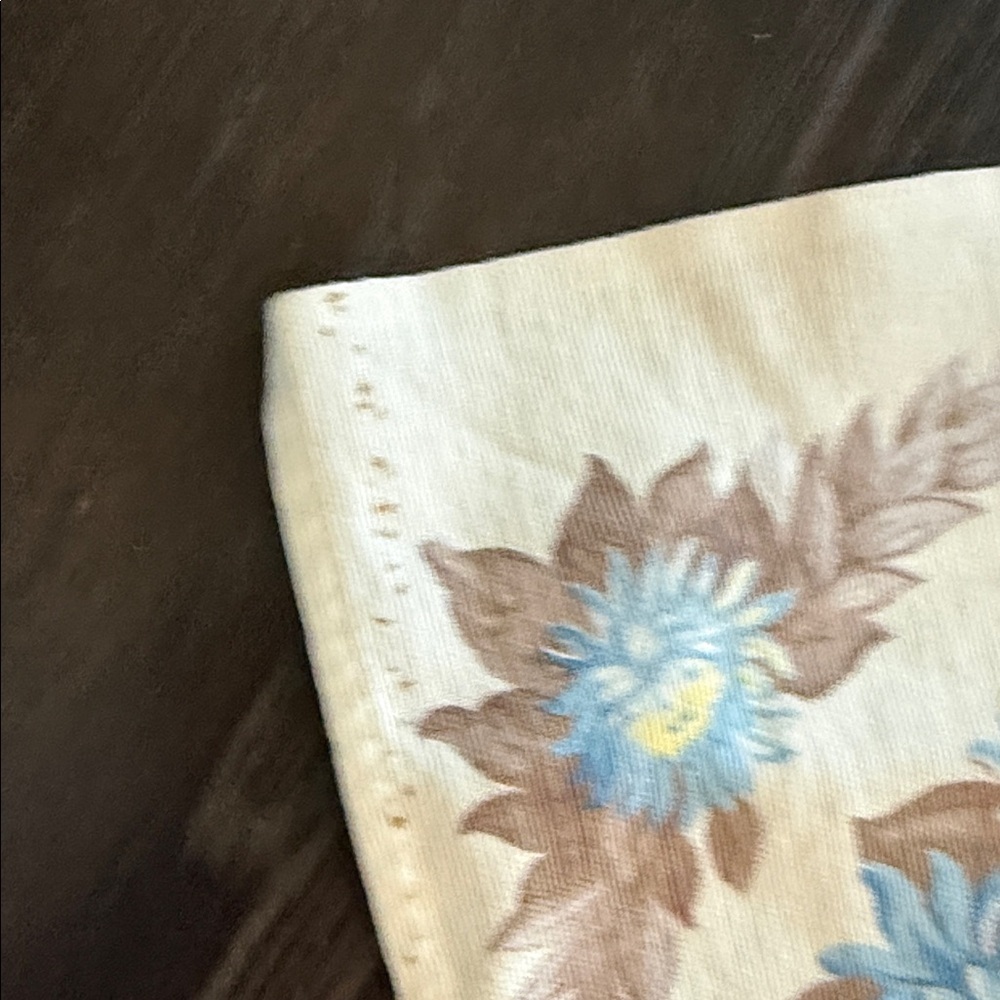 Chic Floral Table Linen in Blue and Cream - Picture 5 of 8